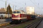 Press 118 757 mit u.a. Schmalspurtransportwagen durch Anklam am 11.04.2020