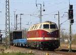 118 757 mit u.a. Schmalspurtransportwagen durch Anklam am 12.04.2020 - Standort: Hafenstrasse / Parkflche.