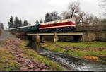 228 757-1 (118 757-4 | DR V 180) der Eisenbahn-Bau- und Betriebsgesellschaft Pressnitztalbahn mbH (PRESS) als Sonderzug der Eisenbahnfreunde Traditionsbahnbetriebswerk Staßfurt e.V. von Magdeburg Hbf nach Erfurt Hbf überquert nach dem Verlassen des Bahnhofs Sandersleben(Anh) die Wipper auf der Bahnstrecke Berlin–Blankenheim (KBS 207). Leider spielte das Wetter nicht mit.
[14.12.2019 | 9:29 Uhr]