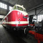 Die Diesellokomotive 118 118-9 wurde 1966 gebaut und war Ende März 2022 im Mecklenburgischen Eisenbahn- und Technikmuseum Schwerin zu sehen.