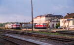 228 767-0 und vermutlich 228 791-0 treffen sich am frühen Morgen Frühjahr 1997 in Mühlhausen.