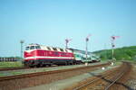 228 788-6 schiebt ihre RB durch die Ausfahrtsignale des Bahnhofes Mühlhausen im Frühjahr 1997. Negativ Scan