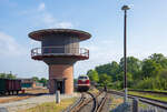 Neu errichteter Wasserturm mit Aussichtsplattform und vor dem Turm ein alter Schaltschrank, sowie die gerade abgestellte Lok 118 719 daneben. - 26.05.2024 -  Zum Bahnhofsfest in Putbus öffentlich zugänglich.
