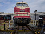 Bw Arnstadt in den 70ern: Auf der Drehscheibe wird 118 005 gedreht und f�r den n�chsten Einsatz vorbereitet. W�hrenddessen warten mehrere Dampfloks kalt im Schuppen. (Fotoveranstaltung: 01.08.2026)