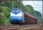 D & D 2402 mit Schotterwagen aus Richtung HGW. kurz vor dem Abzweig Srg.
Stralsund am 11.06.07