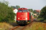 EBS 228 757-1 mit der KEG 7001 und zwei Flachwagen als DGS 95125 von Karsdorf nach Rostock Seehafen, bei der Durchfahrt in Laucha (Unstrut); Die seit Jahren abgestellte rumnische E-Lok wurde dann auf