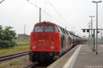 228 757-1 war am Zugende des Kesselzuges und verlie mit der 142er jetzt den Bahnhof Rathenow.