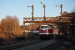 118 770-7 durchfhrt mit dem (Leer-)Zementzug aus Deutschenbora kommend am 23.11.2011 die Signalbrcke in Rowein. Dies drfte eine der letzten Aufnahmen mit den alten Signalmasten sein, die Neuen liegen schon am Gleis bereit.