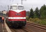 01.09.2012. Soeben hat 118 770 der Eisenbahnfreunde Glauchau im Bahnhof Dbeln an den Zug der Sonderzugveranstaltungen Chemnitz-Andreas Knaak, zur Schubuntersttzung angekuppelt. Dies wurde notwendig, um Schnellfahrdampflok 18 201 auf den zahlreichen Steigungen der Mittelgebirge Sachsens und Thringens, mit ihrem aus 9 Wagen bestehenden Schnellzug, Hilfe zu leisten. Das Fahrziel war an diesem Tag das Dampflokfest in Meiningen. Die Lnge und Schwere des Zuges kann man nur erahnen, wenn man an der Spitze des Zuges (ganz hinten im Bild) die wie ein Spielzeug wirkende Dampflok 18 201 sieht!