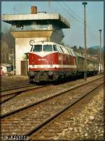 Abfahrbereit wartet 228 784 mit ihrem Zug Im Frühjahr 1993 in Schleusingen (Fotoscan)