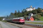 Eine V180 im Zschopautal, das gab es lange nicht mehr. Ein sehr schnes Motiv bietet immer wieder die Durchfahrt durch Scharfenstein mit der gleichnamigen Burg im Hintergrund, 14.09.2013.