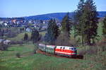 228 700 erklimmt die Steigung von Schmiedefeld zum Bahnhof Rennsteig hinauf, 03.05.1995, N 14722.