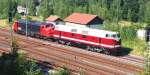 Am 07.07.2015 gastierten (fast) den ganzen Tag die 118 719-4 sowie die Nohab 227 003-1 der EBS (Erfurter Bahn Service) in Ebersbach (Sachs). Die Loks transportierten später Getreidewagen vom nahe gelegenen Niedercunnersdorf über Löbau Richtung Dresden.

Die 118 mit ihren 2 x 735 kW ist ehemals von PRESS. Die Nohab hingegen mit ihren 1433 kW ist ex Eichholz Eivel als V170 1131 sowie der DSB. (Quelle der Geschichte/Leistung: privat-bahn.de)
(leider nur Handy-Qualität.)