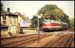 228762 fährt hier am 25.09.1993 um 13.18 Uhr mit dem P 5923 aus Glauchau in Stollberg ein.