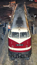 Die Diesellokomotive 118 552-9 verlässt die Drehscheibe des Eisenbahnmuseums in Dresden.