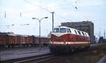 Im August 1977 durchfährt 118 265-8 den Bahnhof Dresden-Mitte. Die Lok wurde am 03.11.1967 beim Bw Reichenbach in Dienst gestellt und am 05.03.1993 beim Bw Chemnitz ausgemustert.