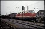 231040 und 228680 warten am 6.5.1993 vor einem schweren Güterzug in Richtung Oberhof auf Ausfahrt im Bahnhof Arnstadt.