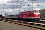 229 126-8 vor Inter-Regio ( IR ) Rennsteig in Erfurt im Februar 2001, Negativ Scan