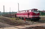 229 128-4 wird im August 1997 zur Abfahrt eines Holzzuges Richtung Leinefelde in Mühlhausen vorbereitet.