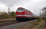 Am Zugschluss des AKE, welcher am 28.10.18 gezogen von E 10 1309 durch Greppin rollte, hing 229 181. Sie brachte von Merseburg aus die Wagen des AKE nach Wernigerode, nachdem sie die Wagen des zweiten Zugteils in der Region halle(S) aufgenommen hatte.