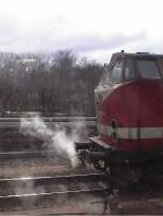 Eine 229er Lok steht im Februar 2002 in Erfurt.