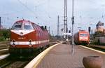 229 184-7 (FAUR 24826/1984, ex DR 119 184-0, Ausmusterung 21.02.2001) und 101 082-8 begegnen sich Ende April 1997 in Weimar