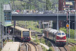 228 158 , die Meisten kennen die Lok unter der Nummer 119 158, �bernahm am Pfingstwochenende den Sonderzug: Berlin macht Dampf - Geschichte(n) auf der Ringbahn. Die geplante 03 2155 hat zu der Zeit einen Kesselschaden, 52 8177 keine HU und die 52 8173 immer noch in der Aufarbeitung. So musste ,,Goliath,, , Karpatenschreck oder auch Ceaușescus Rache genannt, den Zug zu hochsommerlichen Temperaturen durch Berlin ziehen.  An der Stelle wurde der Zug an der Herrmannstra�e fotografiert mit der S42 einfahrend. Unter der Br�cke hindurch sieht man das Stellwerk in Neuk�lln und die Bogenbr�cke im Hintergrund mit dem Gbf Neuk�lln ist die Hertha-Br�cke. Liebevoll auch Arschbackenbr�cke genannt, meinerseits. 24.05.2026