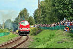 Unter Beachtung zahlreicher Eisenbahnfreunde wird 229 181-3 (119 181-6) der Cargo Logistik Rail Service GmbH bei der Lokparade des 28.