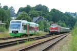 VT 336 der Erfurter Bahn (EB) und die 229 181-3 der Cargo Logistik Rail Service (CLR) mit dem  Saale-Sormitz-Express  am Vormittag des 24.7.2021 im Bahnhof Wurzbach.