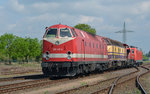 Geschoben von 261 020 rollt 229 147 der CLR am 21.05.16 durch das Gleisfeld des Hafen Magdeburg.