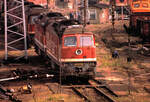 Blick von einer Brücke ins Bw. Halle G am 19.09.1991 mit der DR-Diesellok 131 043.
