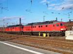 Nicht nur durch den Schriftzug  DB Cargo , sondern auch durch andere Seitenfenster unterscheiden sich die beiden  Ludmillas  232 618 und 232 349 voneinander - Chemnitz Hbf, 19.03.2005  