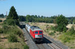 232 909 mit der Überführung aus Cottbus nach Nürnberg Rbf mit zwei Class66 bei Martinlamitz, 26.08.2016