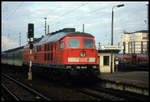 232444 vor einem Nahverkehrszug am 10.1.1999 im HBF Magdeburg.
