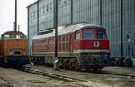 Am Rande der großen Fahrzeugausstellung am 28.08.1990 im Bw. Magdeburg Hbf. auch zu sehen: DR-Großdiesellok 132 226 mit 105 137.