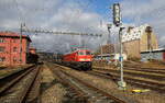 Kurz nach der Ankunft des GAG 44383 kam am Grenzbahnhof Vojtanov auch noch die Sonne heraus. So konnte man den Zug mit der 232 609 noch im Bahnhof mit Licht einfangen. Die Lok wartete derweil auch auf den voll beladenen Autogegenzug der aus Nymburk kommt und nach Glauchau fahren soll. Aufgenommen am 24.02.26 