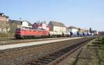 Eine 232 mit einem Gterzug am 11.4.2007 in Amberg.