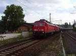 Ein Gterzug mit zwei Loks der BR 232 und Kesselwagen bei einer Durchfahrt in Bad Ksen am 29.08.2007
