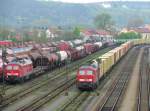 Rechts ist 232 191 mit einem Containerzug zu sehen, links ist gerade 232 182 mit einem gemischten Gterzug aus Nrnberg angekommen.
