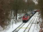 Ende Februar 2009 rauscht ein 232 mit dem langen Mittags-Gz durch den Einschnitt in Hof.