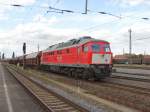 Heute mal ne 232er mit weiem Ltzchen ;-) 232 908-4 mit einem langen Ganzzug Schttgutwagen aus Richtung Stendal kommend in Magdeburg-Rothensee.