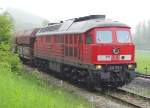Auf dem Ladegleis in Roßberg zieht 232 703-9 Wagen für Wagen weiter, damit diese nacheinander mit Kies aus dem naheliegenden Kieswerk befüllt werden können (17.05.2013).