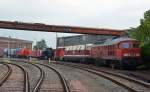 Eine lange Schlange abgestellter Loks stand am 21.09.13 vor einer der Hallen im Alstom-Werk Stendal.