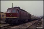 132669 am 29.3.1991 vor einem Leerzug im Bahnhof Meiningen.