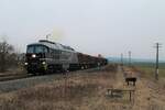 232 592-6 (EBS) mit einem Holzzug am 17.3.2022 bei der Ausfahrt aus Triptis in Richtung Gera