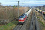 Mit dem Dolomitzug aus Brandenburg rollte 232 529 vom Bahnbetrieb Gera am 03.12.25 durch Holzweißig Richtung Halle(S). Daneben ist grad der DHL-Containerzug Richtung Bitterfeld unterwegs.