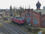 Bahnbetrieb Gera Ludmilla, 232 093-5 ( 9280 1232 093-5 D-GERA ) wartet im Schatten des BWs auf Arbeit am 26.2.2026
