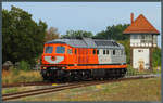 232 909-2 der Intertourex setzt am 19.09.2026 im Bahnhof K�then um und rollt dabei am ehemaligen W�rterstellwerk W1 vorbei.