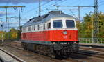 DB Cargo AG, Mainz mit  232 045-5  (NVR:  92 80 1232 045-5 D-DB ) am 19.10.22 Durchfahrt Bahnhof Golm.