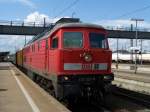 Die mchtige Br.232 223-8 fuhr mit einem eher leichten und Kurzen Bauzug, mit zwei wagen, durch den Bahnhof Ingolstadt.